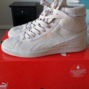 Gray suede pumas